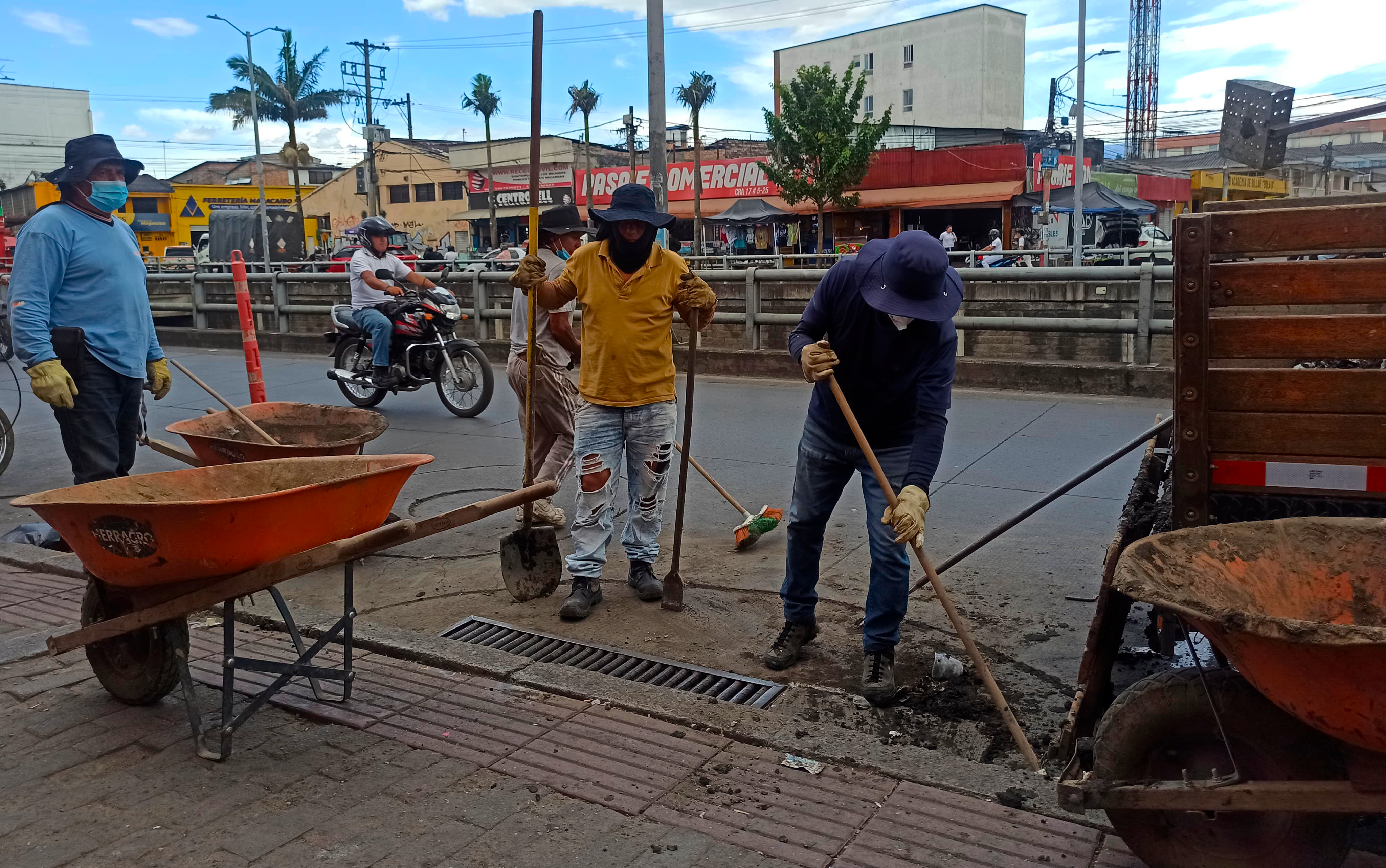 Infraestructura realiza limpieza de sumideros en la plaza de mercado de La Esmeralda