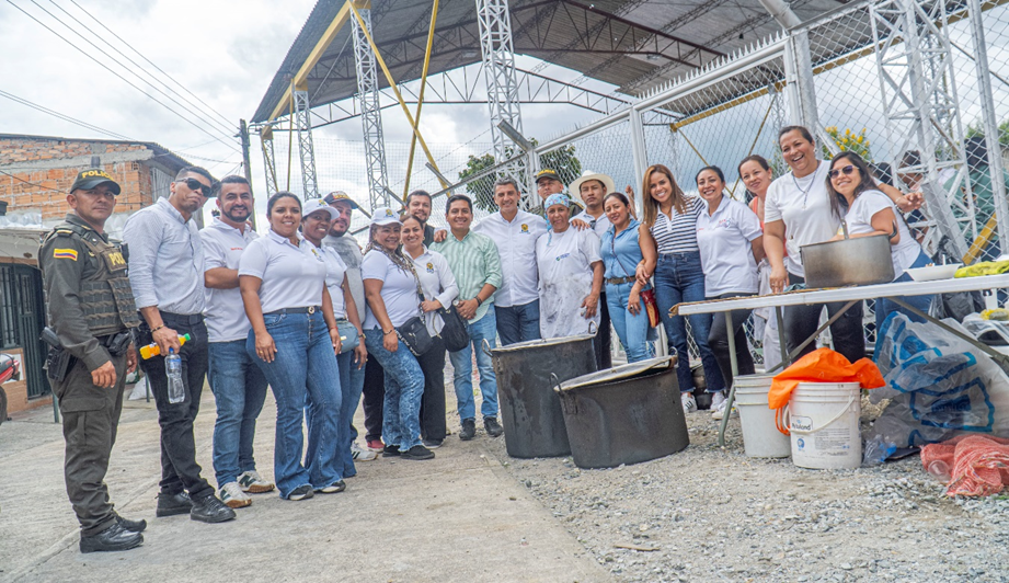 Más de 300 habitantes de la comuna 7 participaron de la primera olla comunitaria, realizada por la Administración Municipal