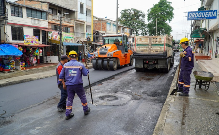 Administración Municipal repara la vía de la carrera 56 del barrio Lomas de Granada